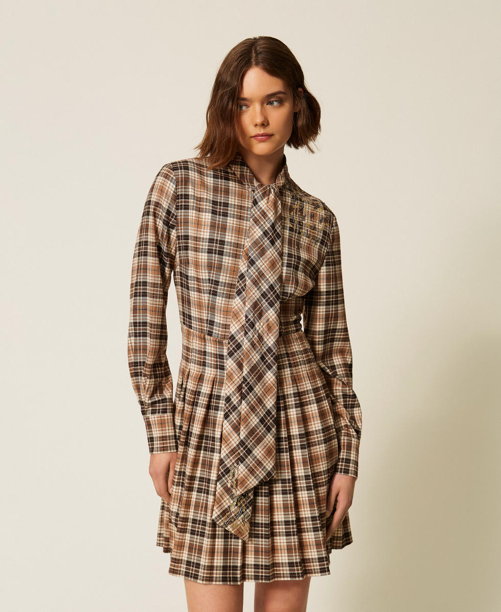 Robe courte en flanelle tartan avec broderie
