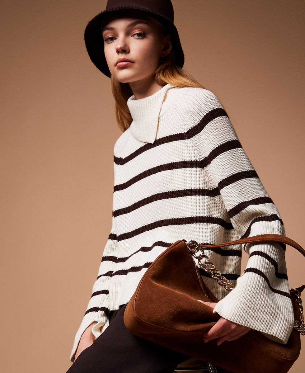 Gestreifter Pullover mit asymmetrischem Kragen Streifen Off White / Chocolate Frau 252LI3LCC_12727_PC