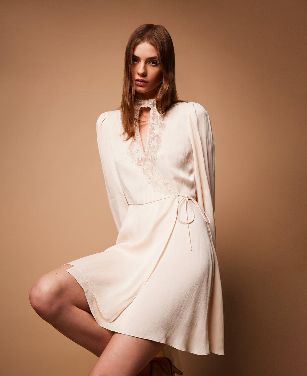 Robe courte en satin avec broderie