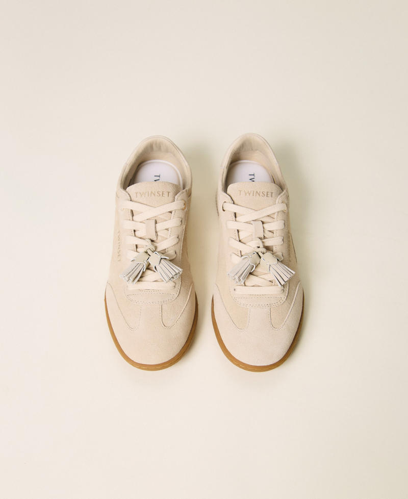 Sneaker aus Veloursleder mit Quasten Wei&szlig; Vanille Frau 262TCP090_00145_04