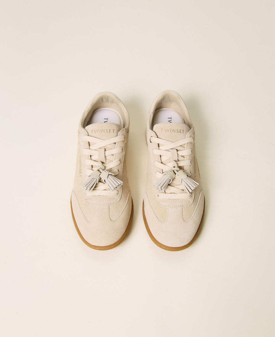Sneaker aus Veloursleder mit Quasten Wei&szlig; Vanille Frau 262TCP090_00145_04