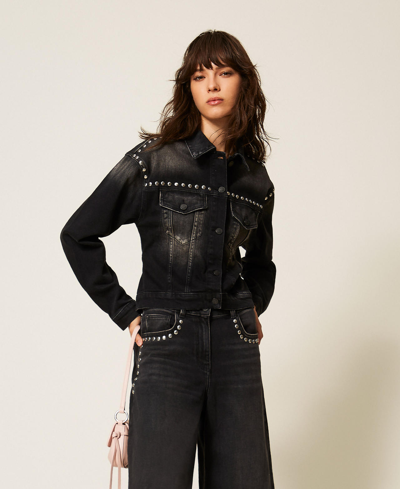 Jeansjacke mit Nieten Denimschwarz Délavé Frau 261AP2261_12908_01