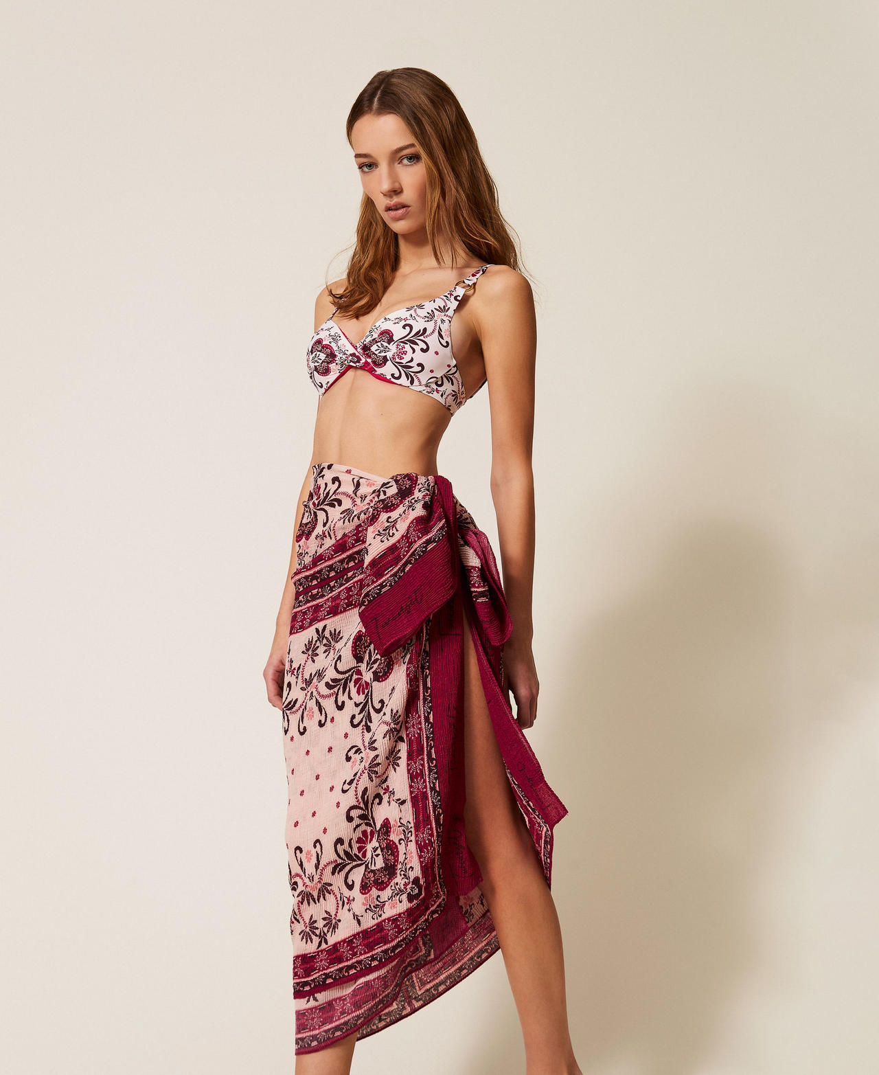 Embossed sarong with print Fuchsia Foulard Print Woman 261LB4ADD_13224_02