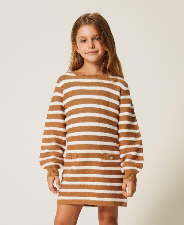 Kurzes Baby-Strickkleid mit Streifen