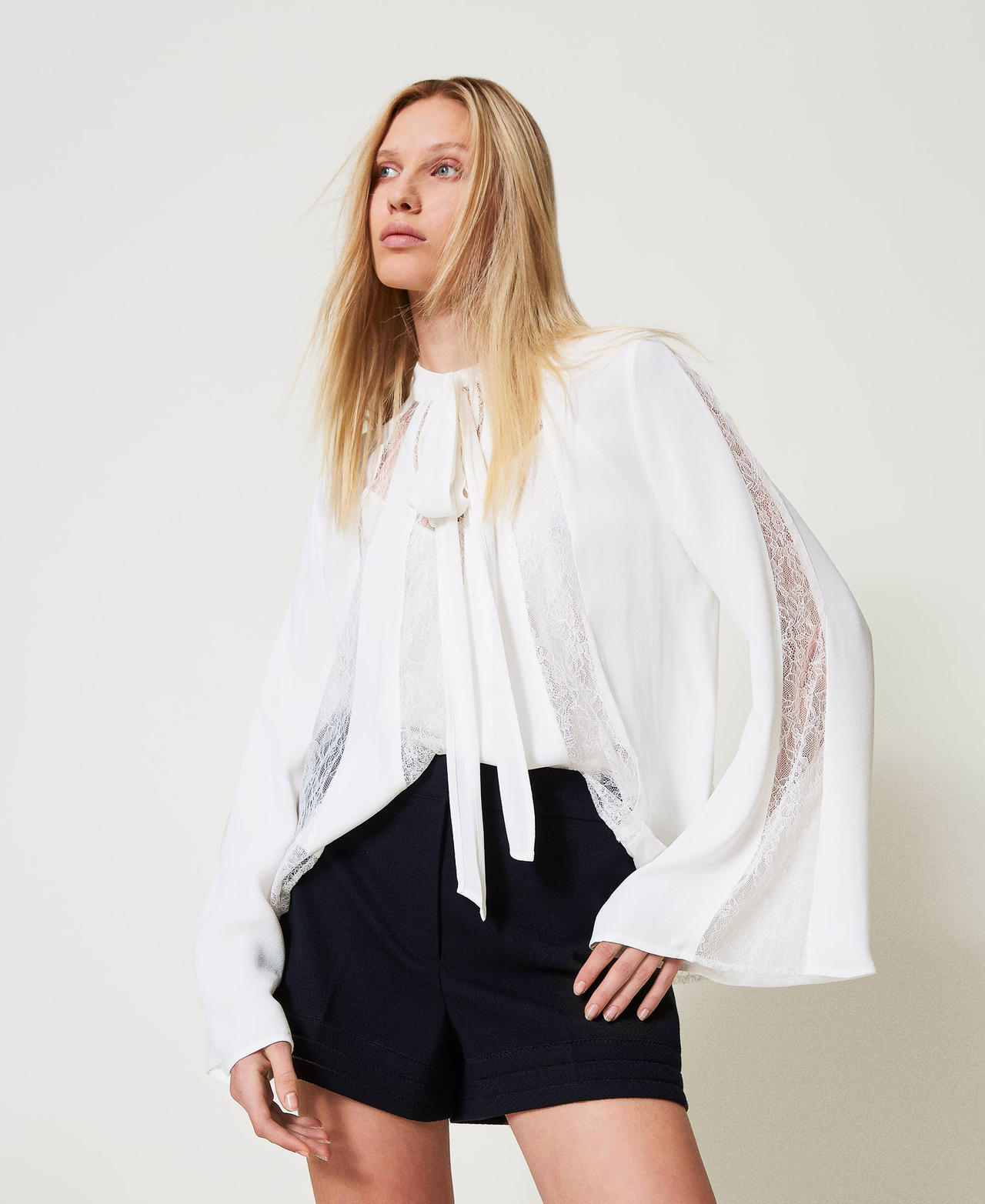 Gerade geschnittene Shorts mit Stickerei Blue Night Frau 251TP2043_00238_01